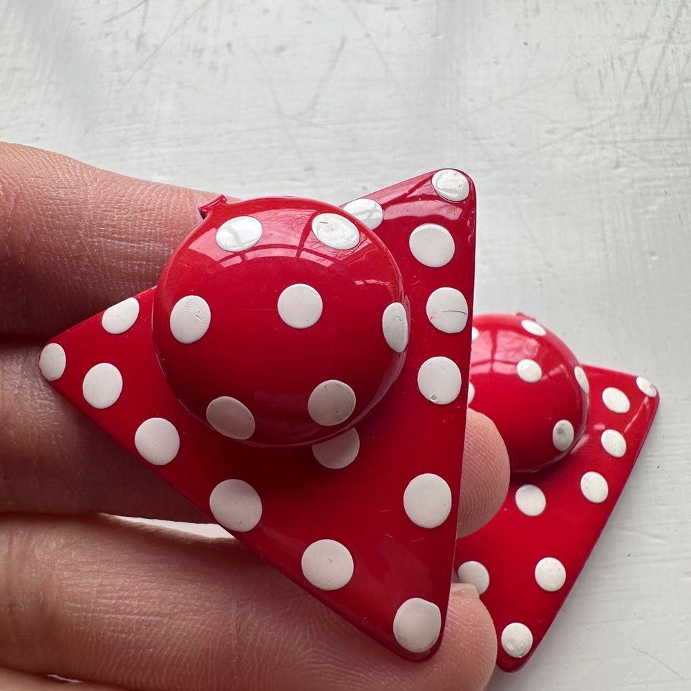 Vtg 80s 90s oversized funky Red white Polka Dot Clip-ons earrings triangle - Picture 2 of 10